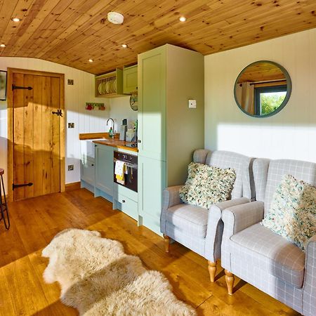 Отель Abberley Shepherds Hut - Ockeridge Rural Retreats Wichenford Экстерьер фото