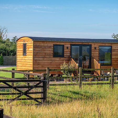 Отель Abberley Shepherds Hut - Ockeridge Rural Retreats Wichenford Экстерьер фото