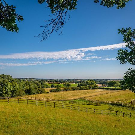 Отель Abberley Shepherds Hut - Ockeridge Rural Retreats Wichenford Экстерьер фото