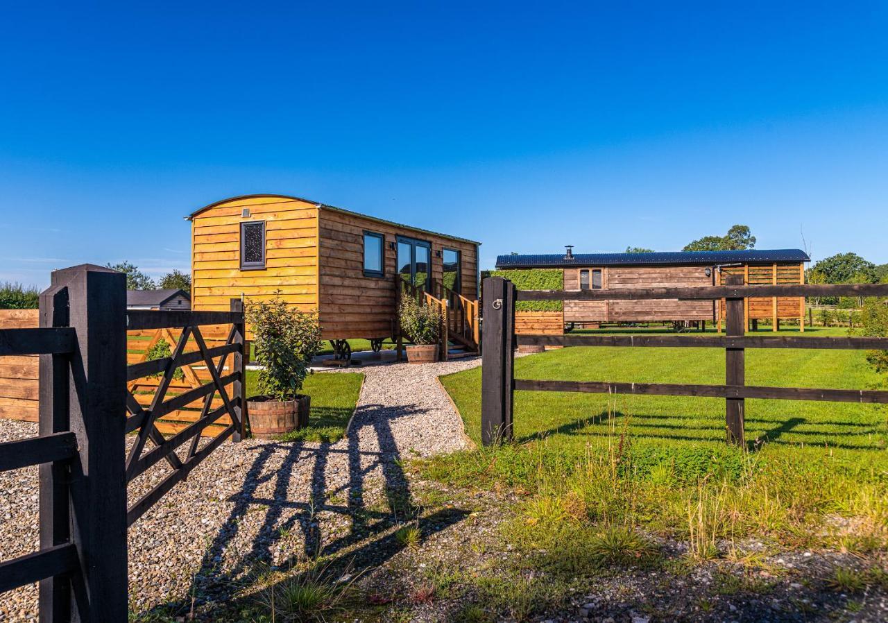 Отель Abberley Shepherds Hut - Ockeridge Rural Retreats Wichenford Экстерьер фото