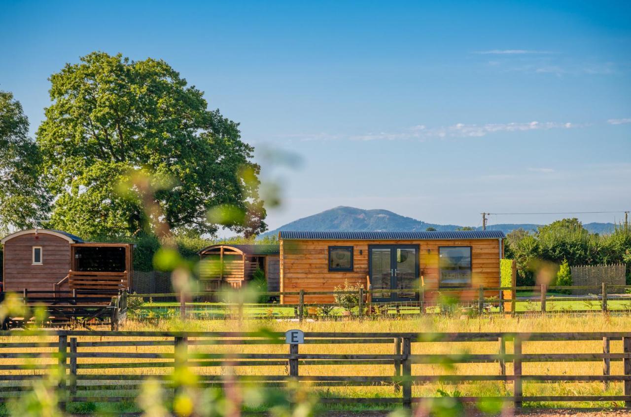 Отель Abberley Shepherds Hut - Ockeridge Rural Retreats Wichenford Экстерьер фото