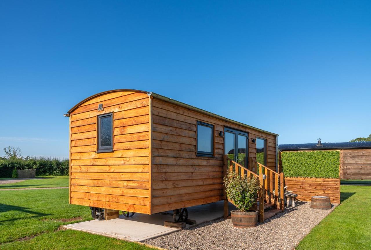 Отель Abberley Shepherds Hut - Ockeridge Rural Retreats Wichenford Экстерьер фото