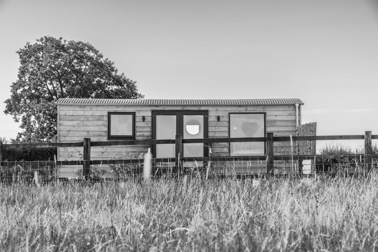 Отель Abberley Shepherds Hut - Ockeridge Rural Retreats Wichenford Экстерьер фото