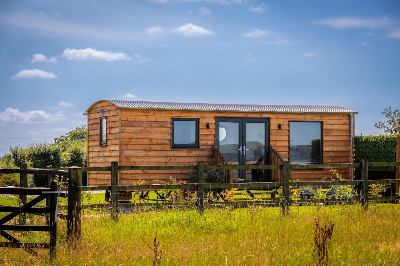 Отель Abberley Shepherds Hut - Ockeridge Rural Retreats Wichenford Экстерьер фото