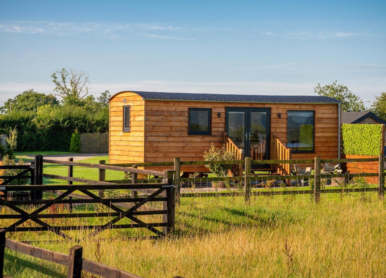 Отель Abberley Shepherds Hut - Ockeridge Rural Retreats Wichenford Экстерьер фото