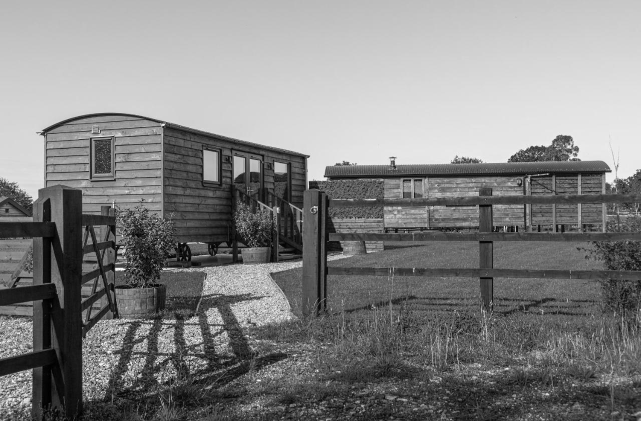 Отель Abberley Shepherds Hut - Ockeridge Rural Retreats Wichenford Экстерьер фото