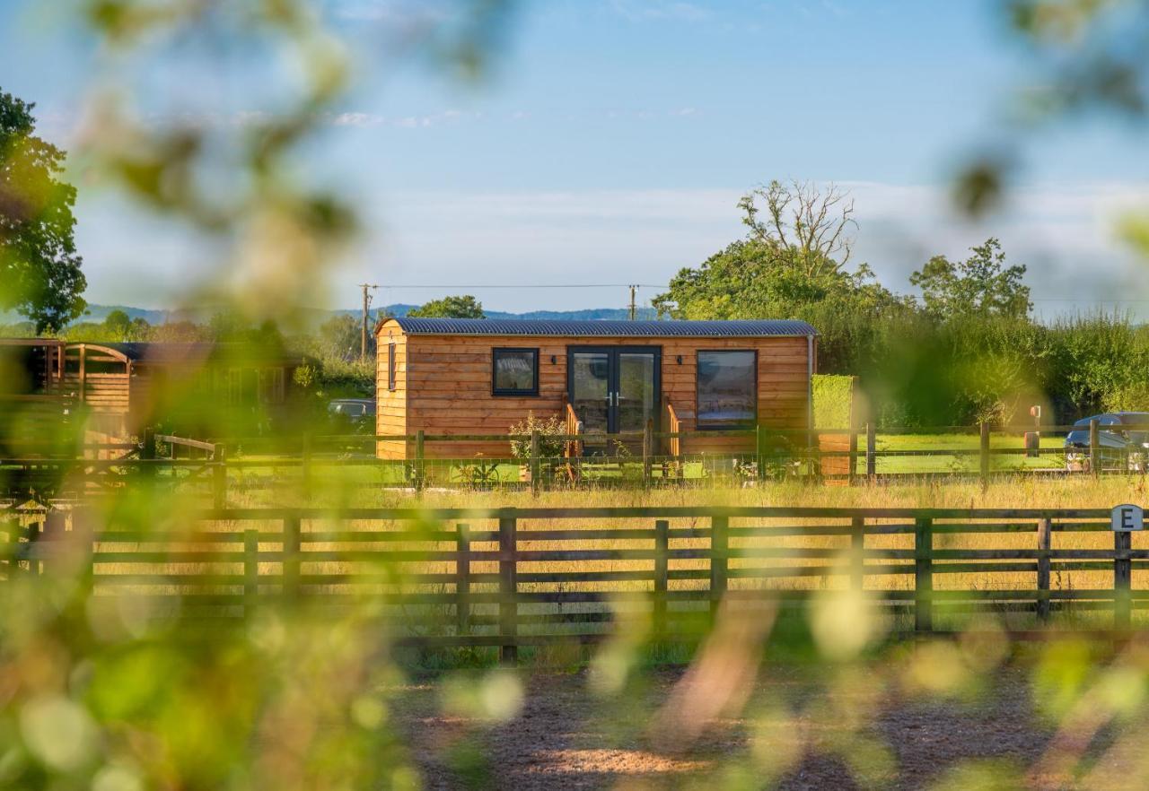 Отель Abberley Shepherds Hut - Ockeridge Rural Retreats Wichenford Экстерьер фото