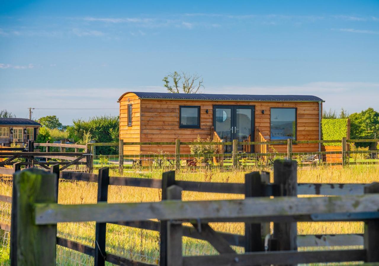 Отель Abberley Shepherds Hut - Ockeridge Rural Retreats Wichenford Экстерьер фото