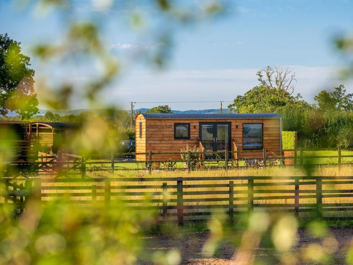 Отель Abberley Shepherds Hut - Ockeridge Rural Retreats Wichenford Экстерьер фото