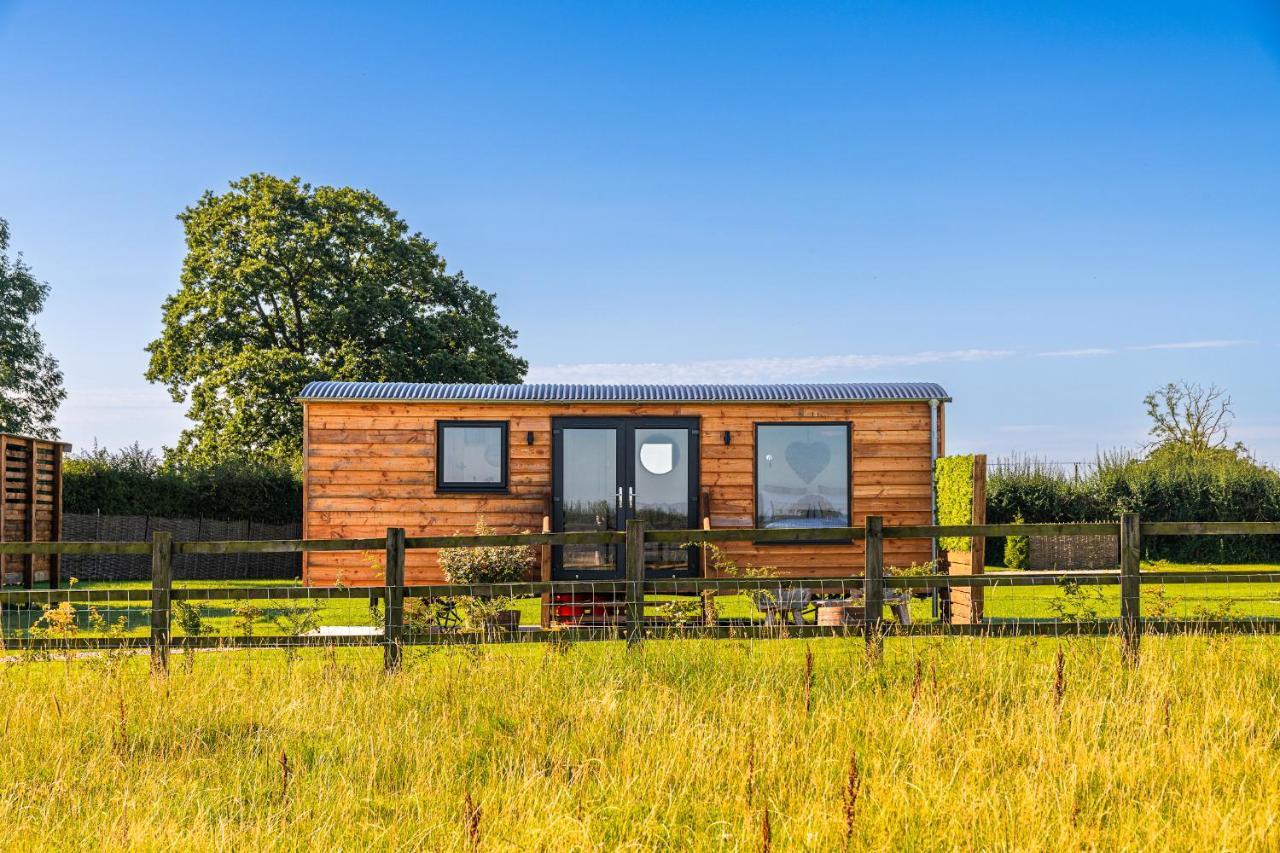 Отель Abberley Shepherds Hut - Ockeridge Rural Retreats Wichenford Экстерьер фото