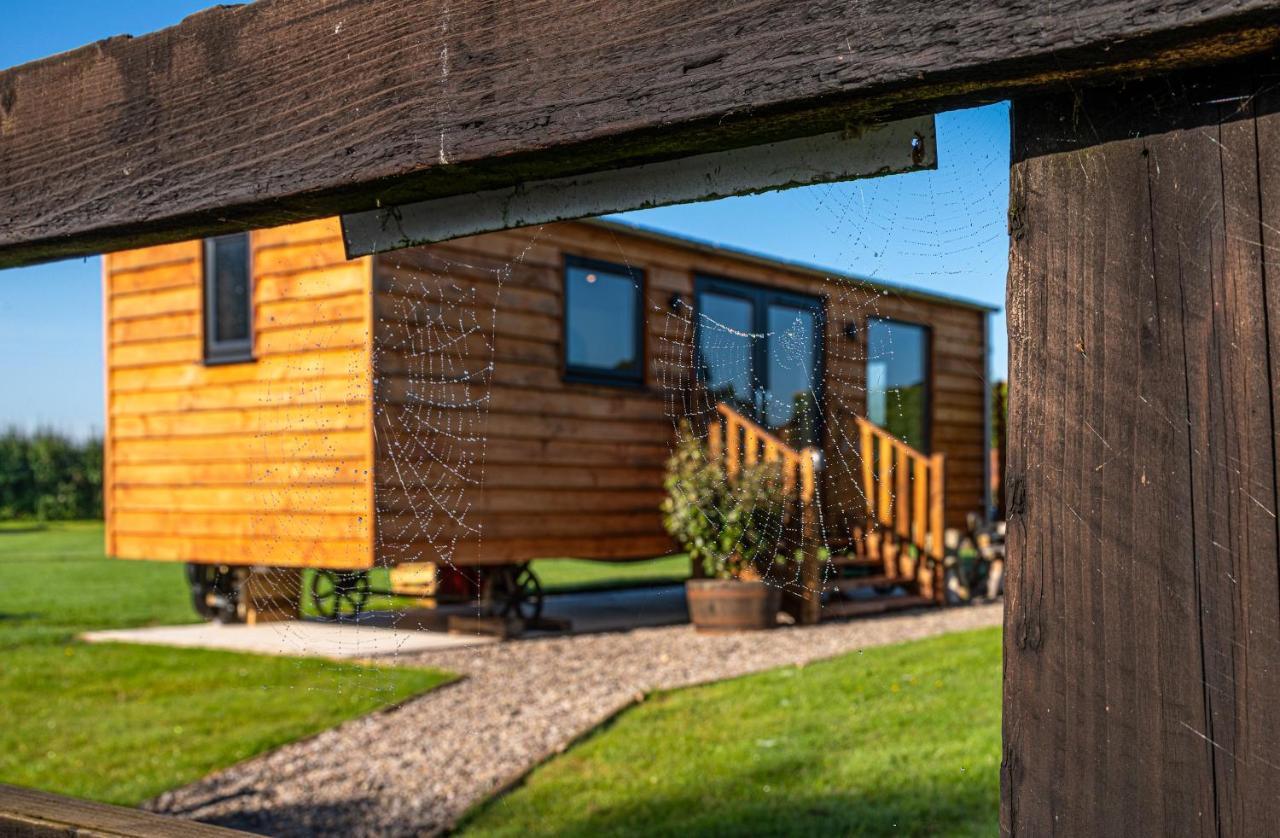 Отель Abberley Shepherds Hut - Ockeridge Rural Retreats Wichenford Экстерьер фото