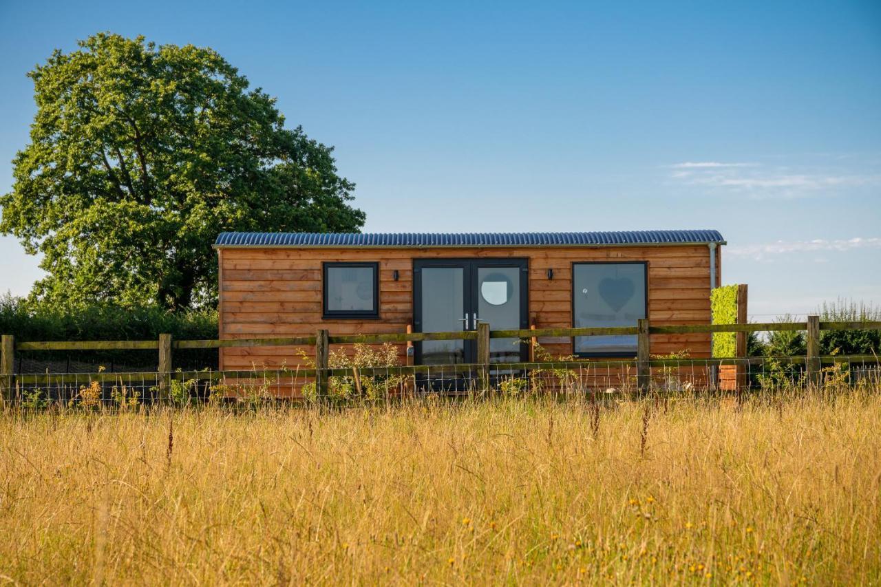 Отель Abberley Shepherds Hut - Ockeridge Rural Retreats Wichenford Экстерьер фото