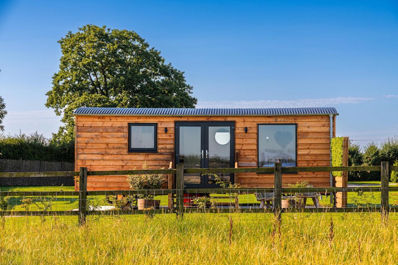 Отель Abberley Shepherds Hut - Ockeridge Rural Retreats Wichenford Экстерьер фото