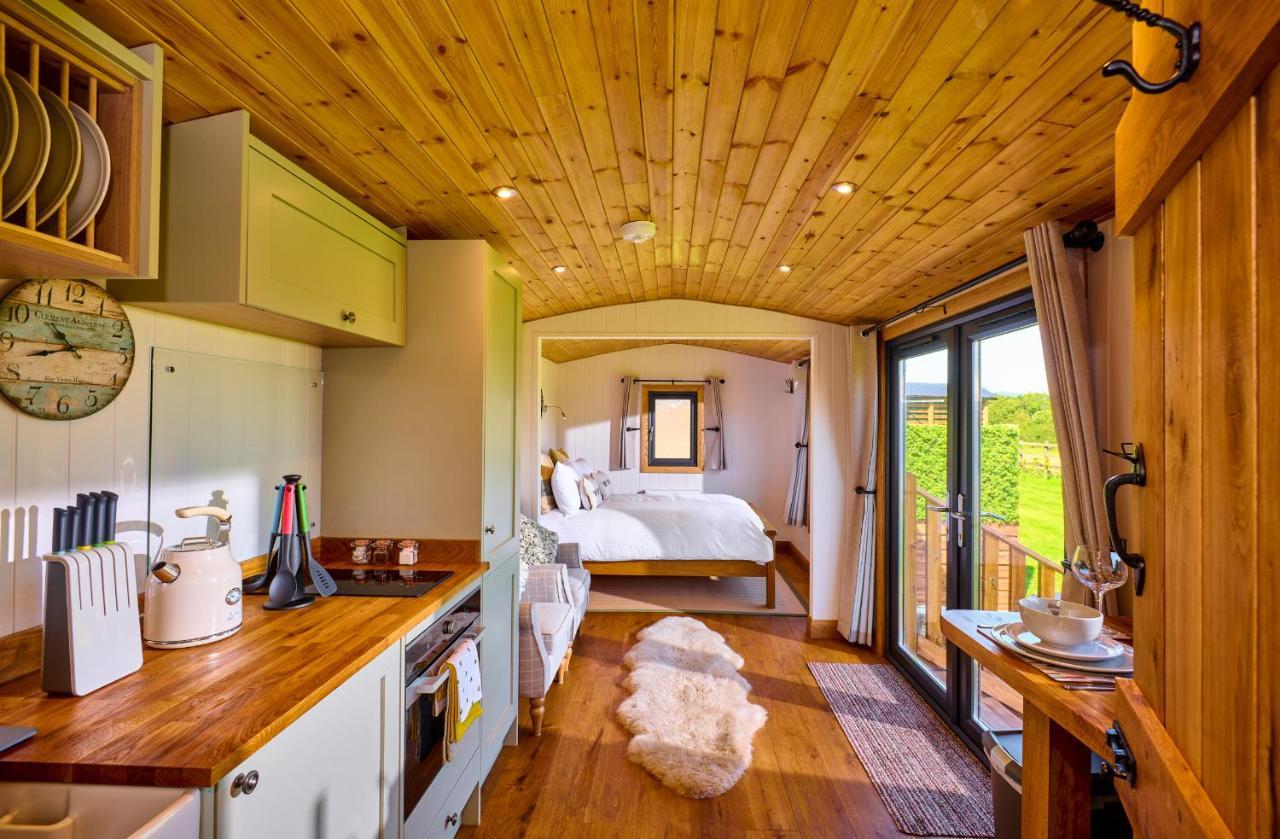 Отель Abberley Shepherds Hut - Ockeridge Rural Retreats Wichenford Экстерьер фото