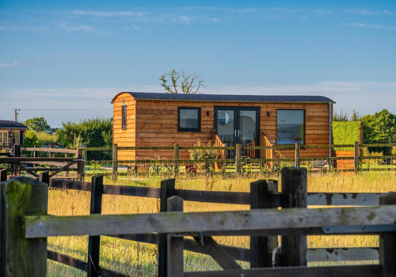 Отель Abberley Shepherds Hut - Ockeridge Rural Retreats Wichenford Экстерьер фото