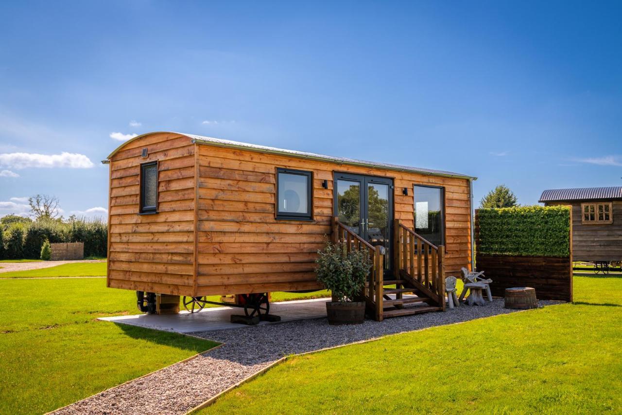 Отель Abberley Shepherds Hut - Ockeridge Rural Retreats Wichenford Экстерьер фото