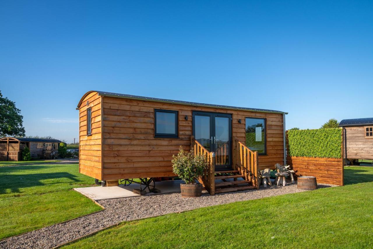 Отель Abberley Shepherds Hut - Ockeridge Rural Retreats Wichenford Экстерьер фото