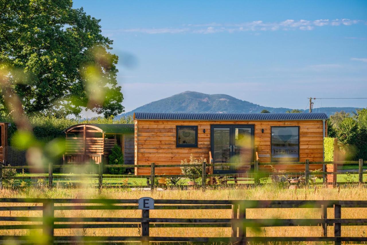 Отель Abberley Shepherds Hut - Ockeridge Rural Retreats Wichenford Экстерьер фото