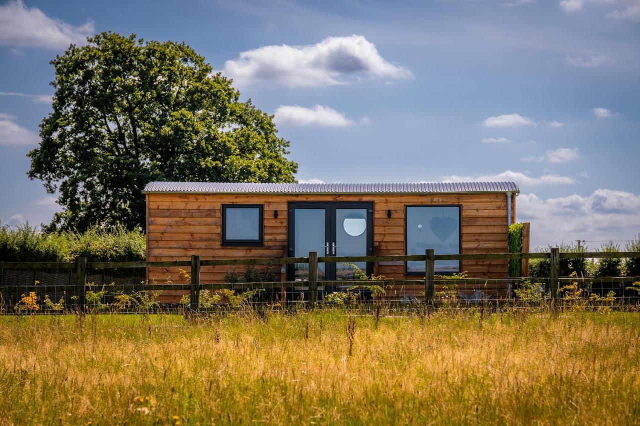 Отель Abberley Shepherds Hut - Ockeridge Rural Retreats Wichenford Экстерьер фото