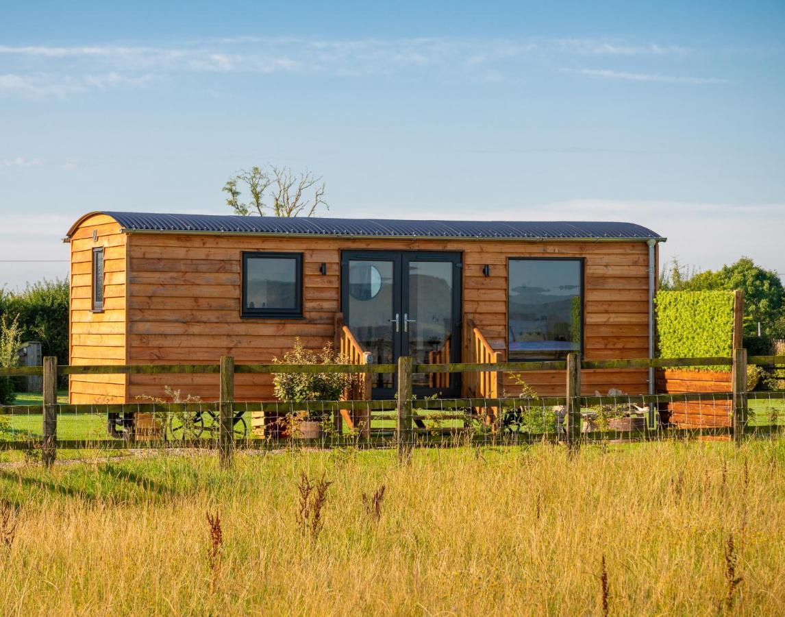 Отель Abberley Shepherds Hut - Ockeridge Rural Retreats Wichenford Экстерьер фото