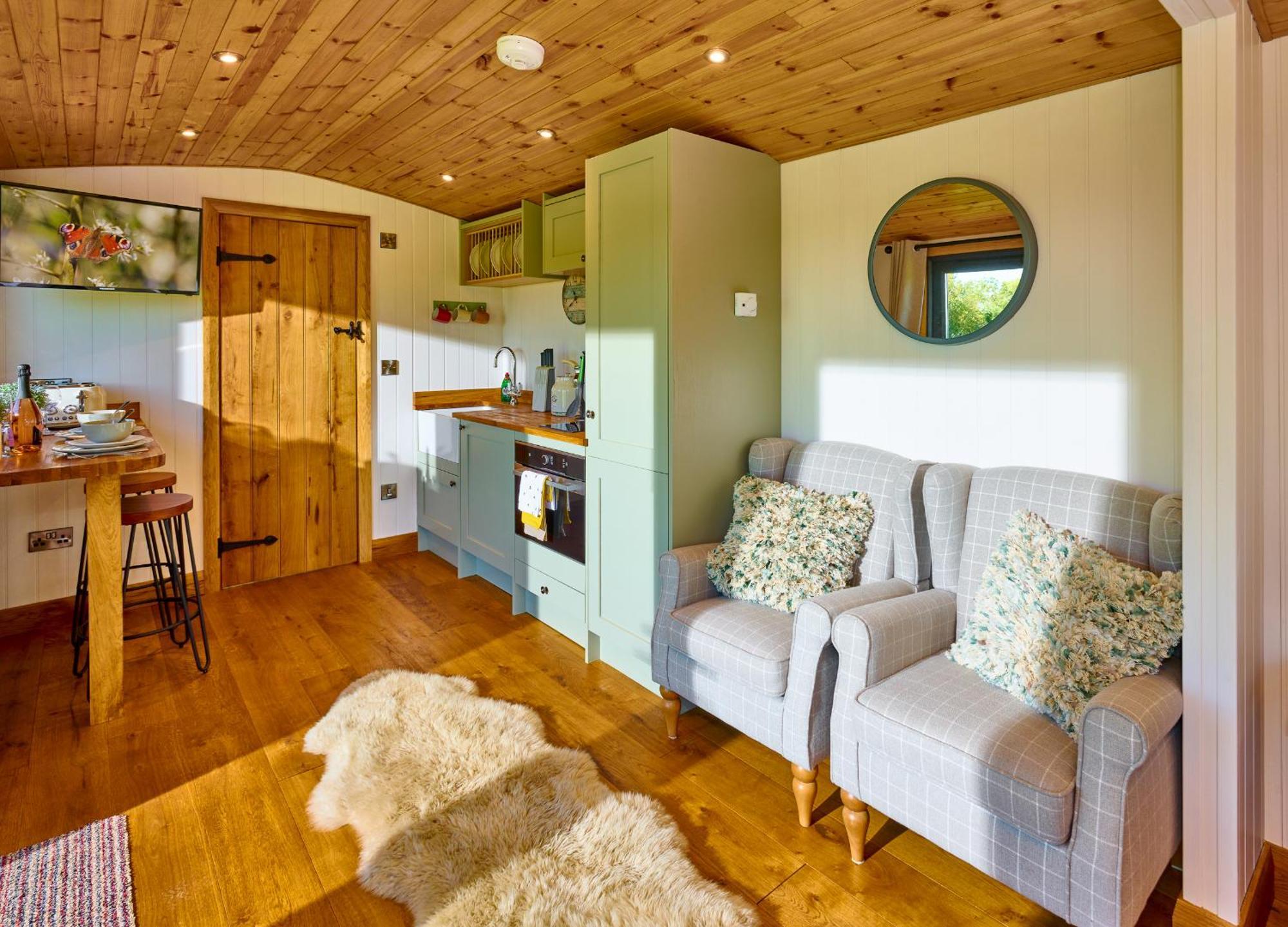 Отель Abberley Shepherds Hut - Ockeridge Rural Retreats Wichenford Экстерьер фото