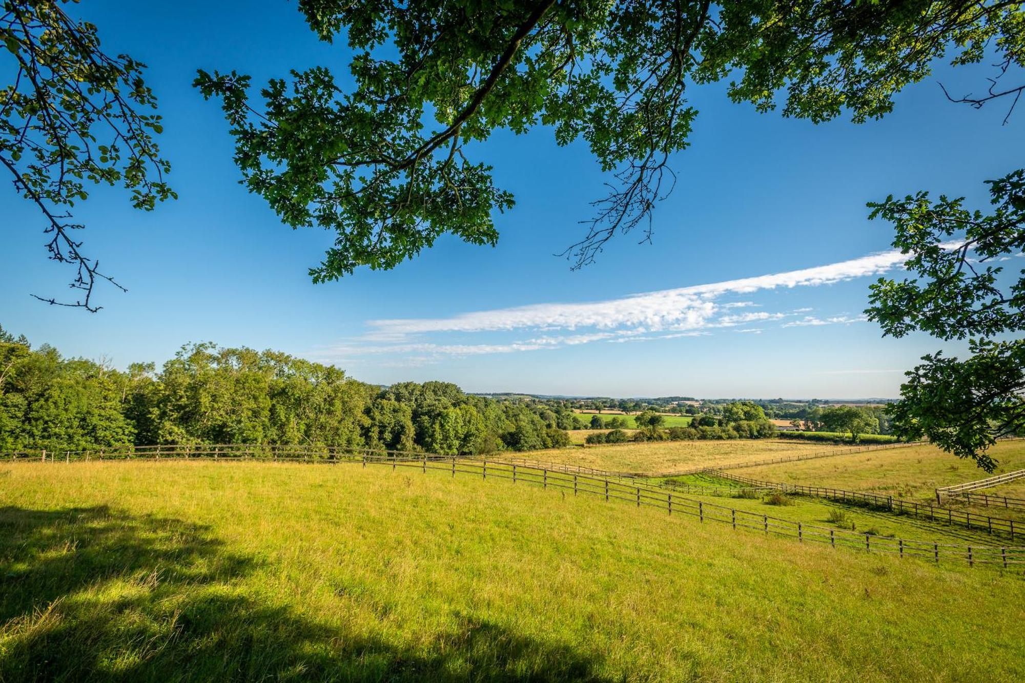 Отель Abberley Shepherds Hut - Ockeridge Rural Retreats Wichenford Экстерьер фото