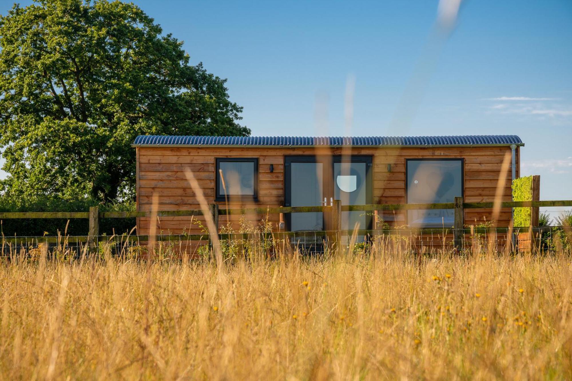 Отель Abberley Shepherds Hut - Ockeridge Rural Retreats Wichenford Экстерьер фото