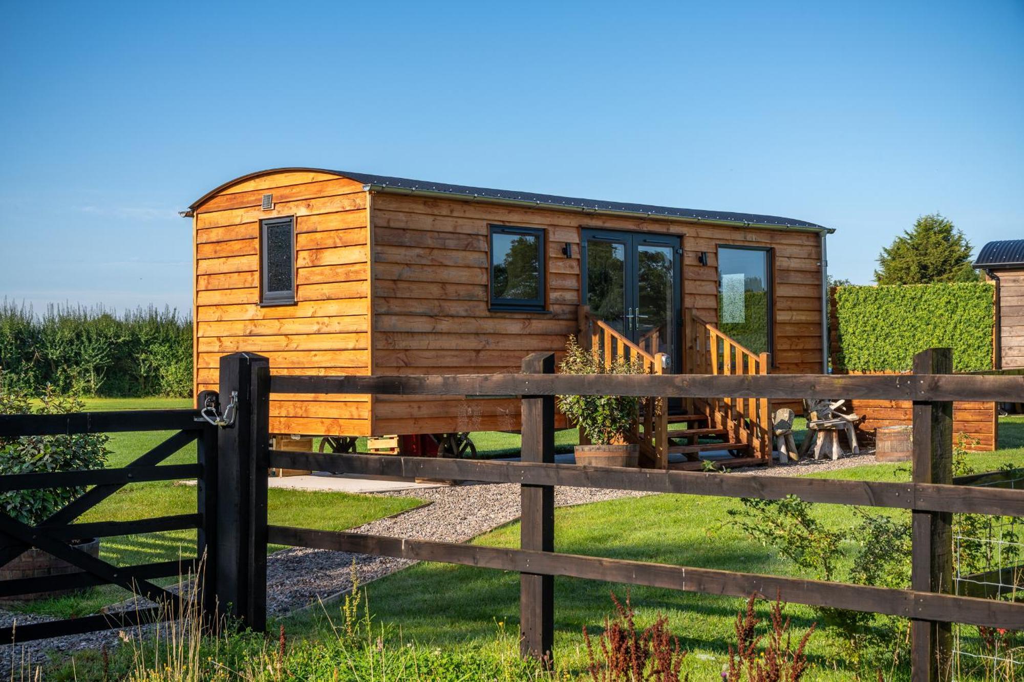 Отель Abberley Shepherds Hut - Ockeridge Rural Retreats Wichenford Экстерьер фото