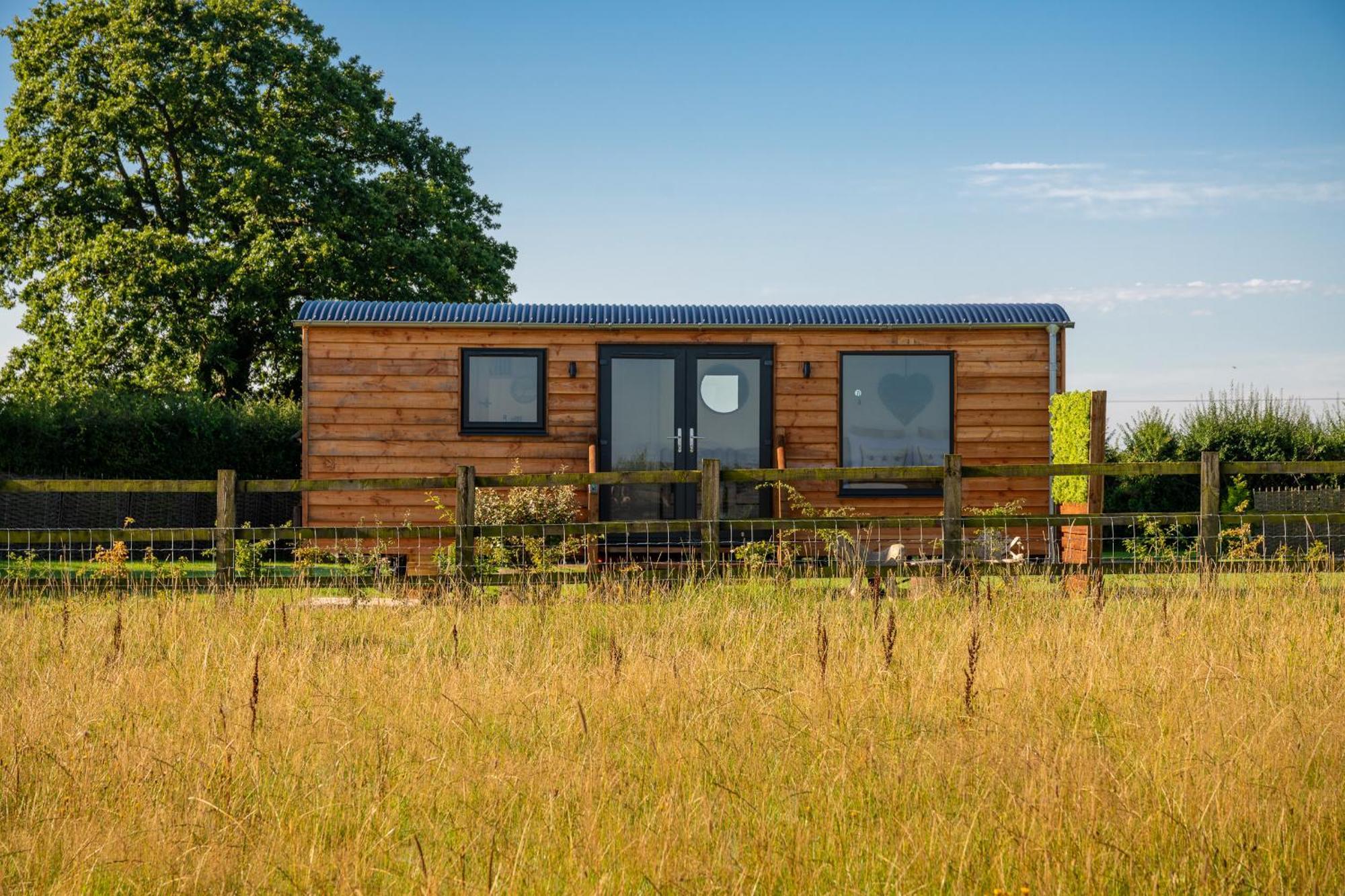 Отель Abberley Shepherds Hut - Ockeridge Rural Retreats Wichenford Экстерьер фото