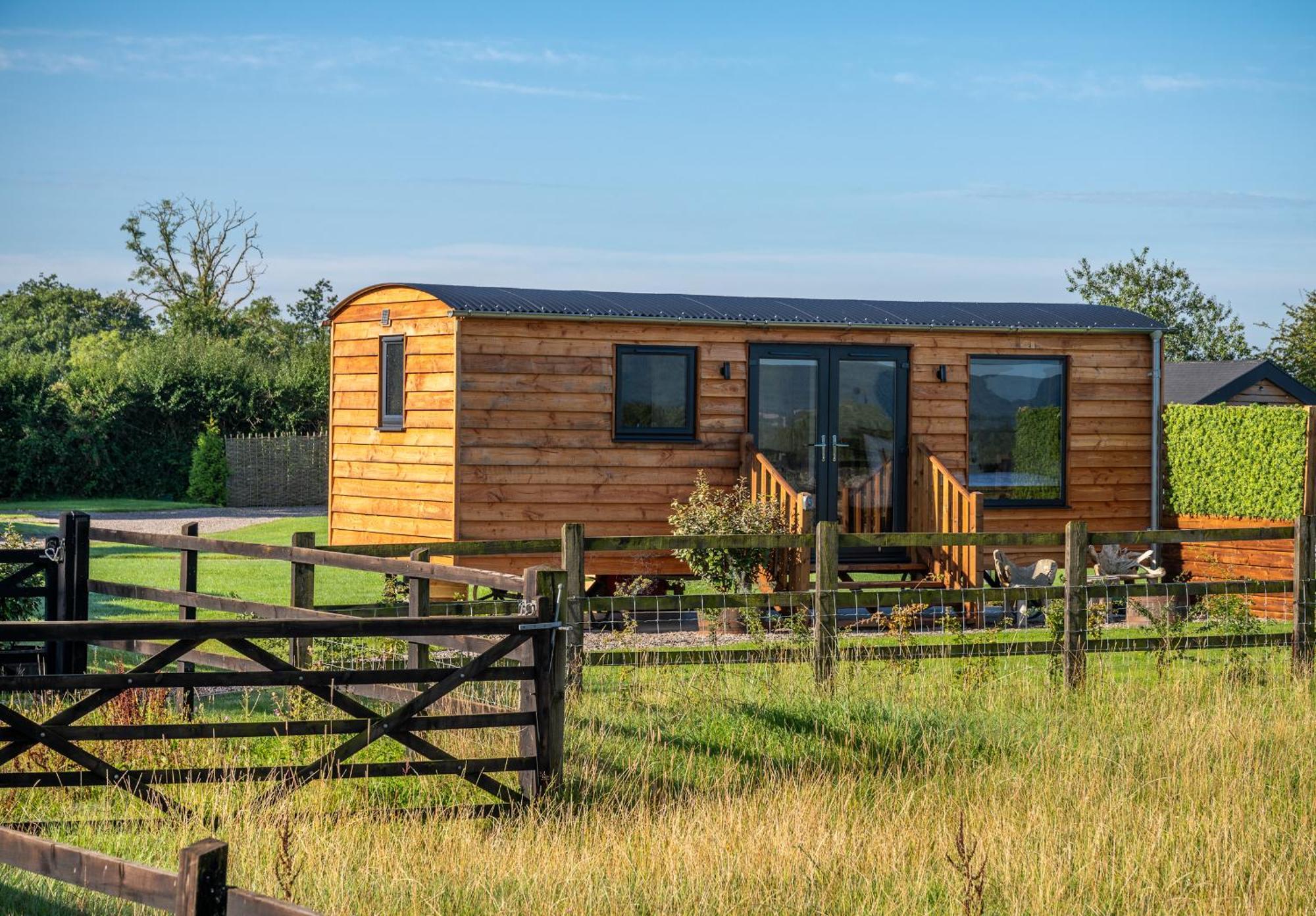 Отель Abberley Shepherds Hut - Ockeridge Rural Retreats Wichenford Экстерьер фото